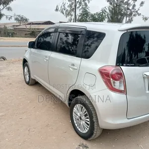Toyota Ractis 1.3 FWD 2010 Silver