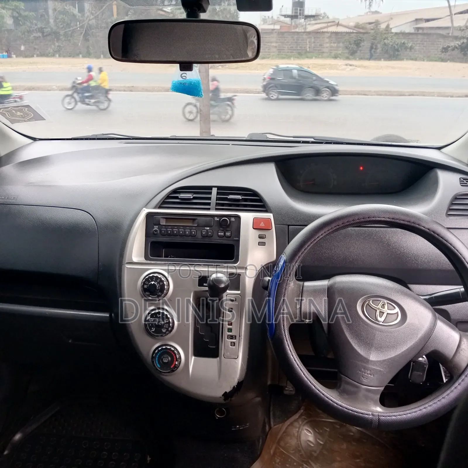 Toyota Ractis 1.3 FWD 2010 Silver