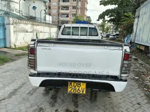 Toyota Hilux 2014 White