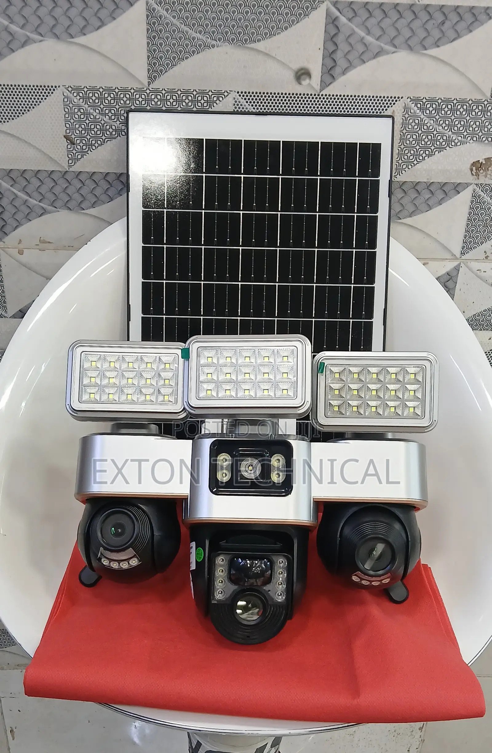 High Definition 3 Lens 4g Solar Powered PTZ With Integrated Flood Ligh