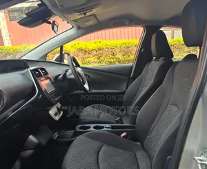 Toyota Prius 4dr Hatchback (1.8L 4cyl gas/electric hybrid CVT) 2016