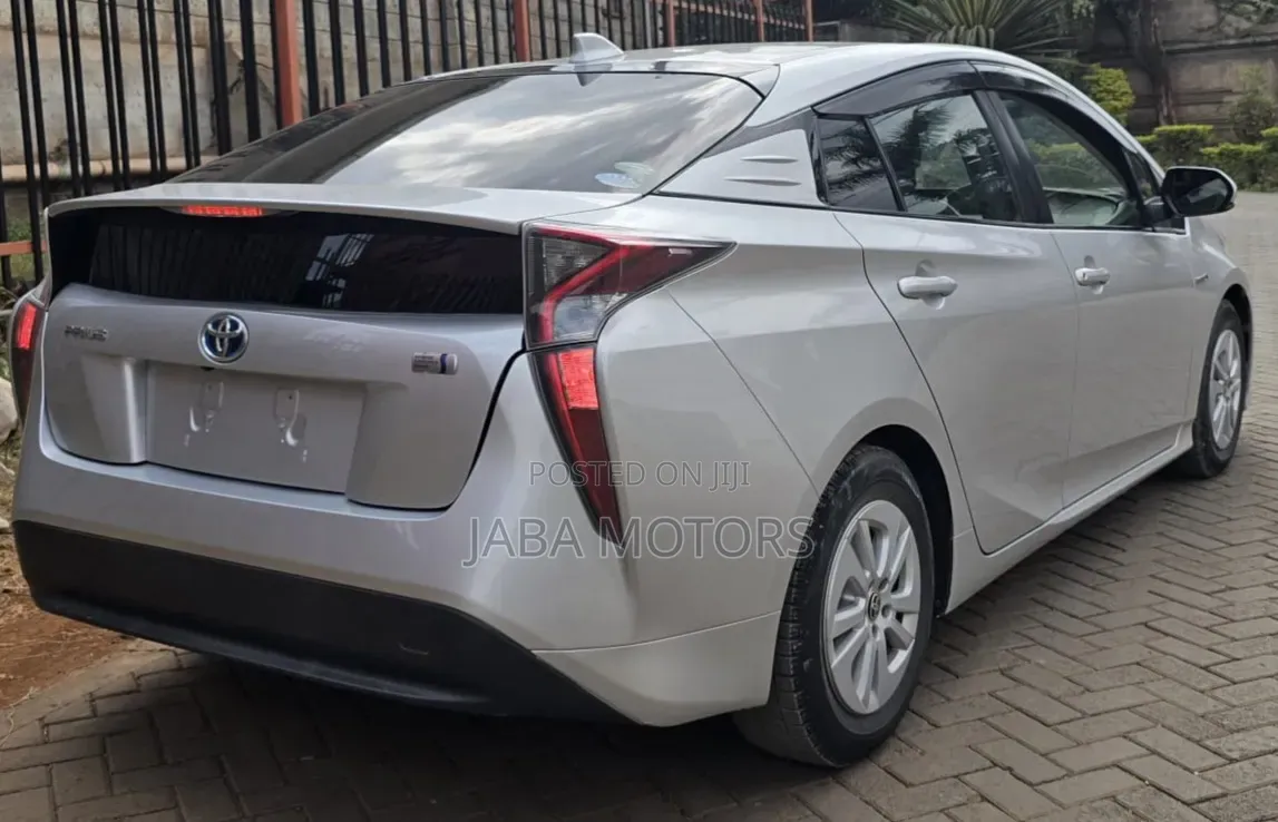 Toyota Prius 4dr Hatchback (1.8L 4cyl gas/electric hybrid CVT) 2016