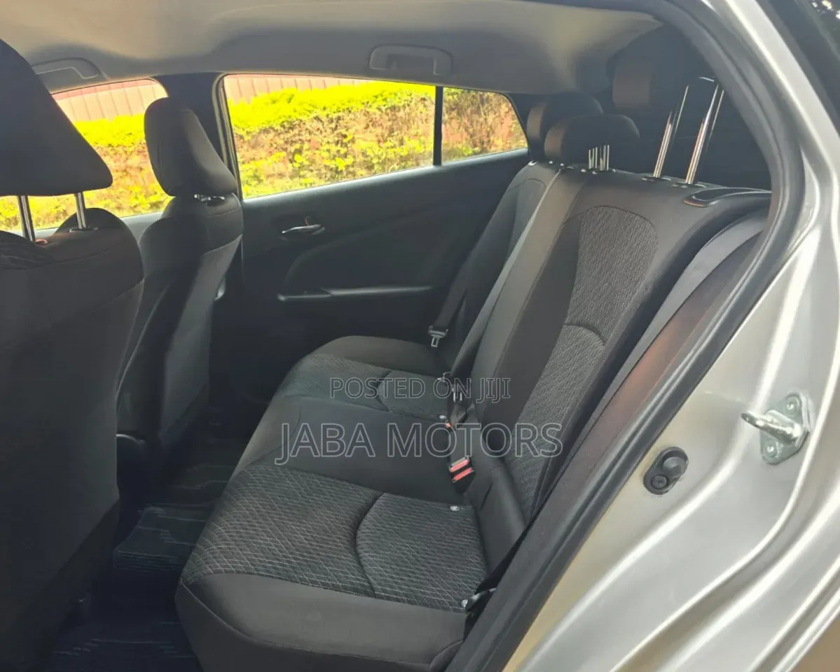 Toyota Prius 4dr Hatchback (1.8L 4cyl gas/electric hybrid CVT) 2016