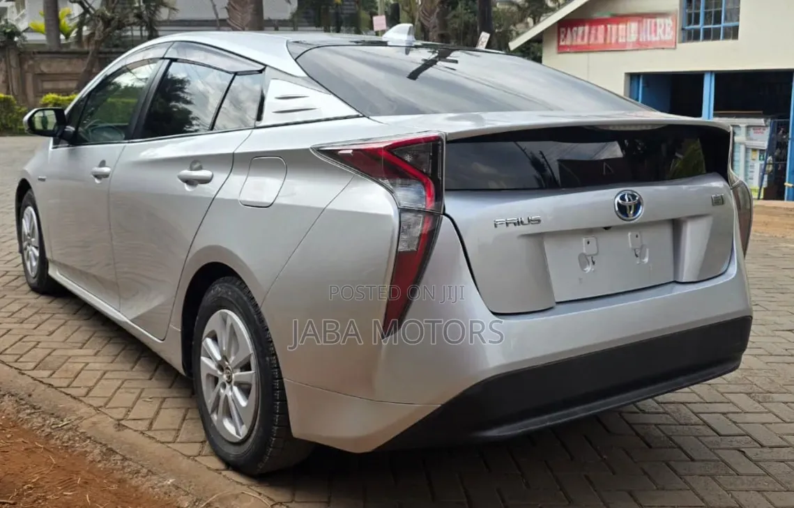Toyota Prius 4dr Hatchback (1.8L 4cyl gas/electric hybrid CVT) 2016