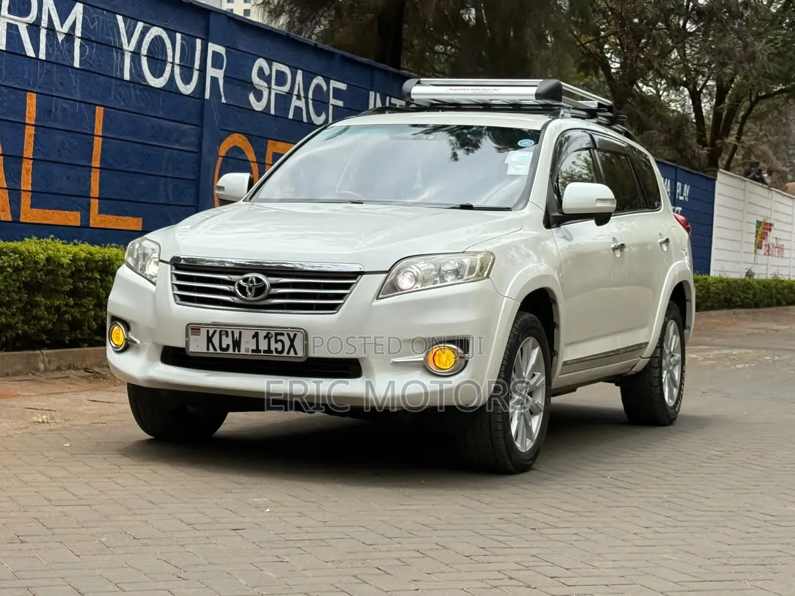 Toyota Vanguard 2012 White