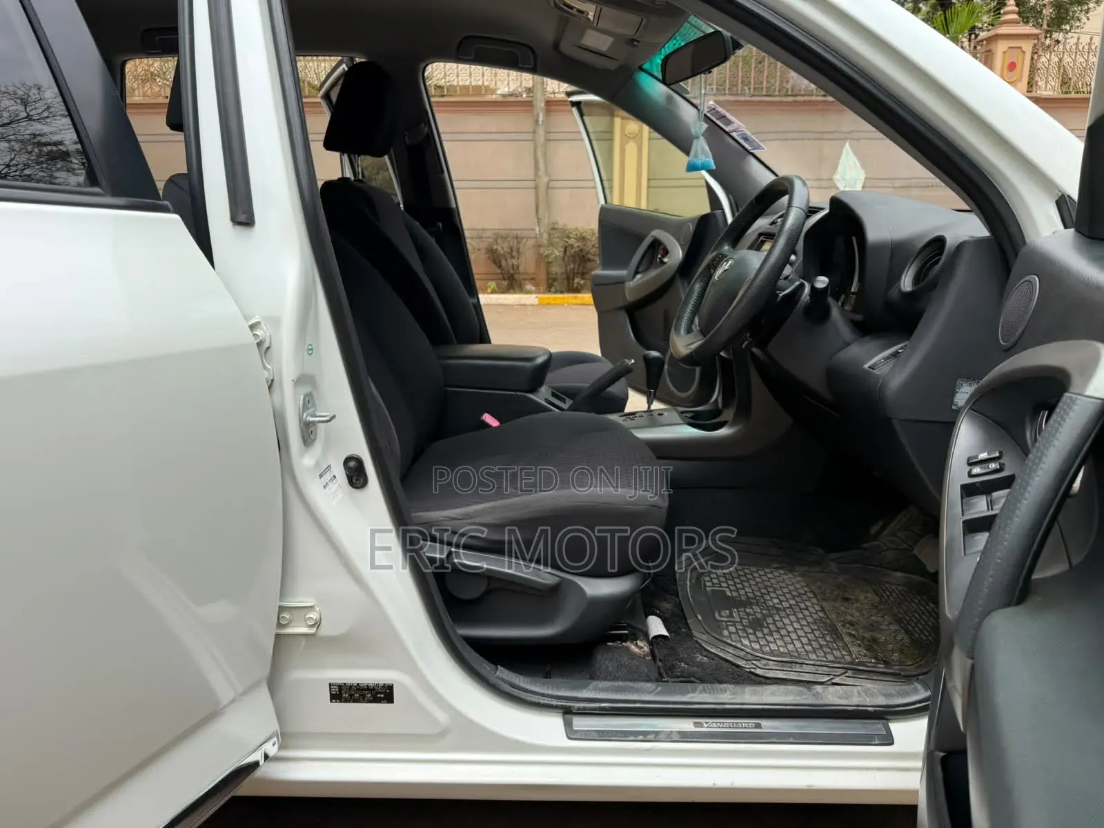 Toyota Vanguard 2012 White