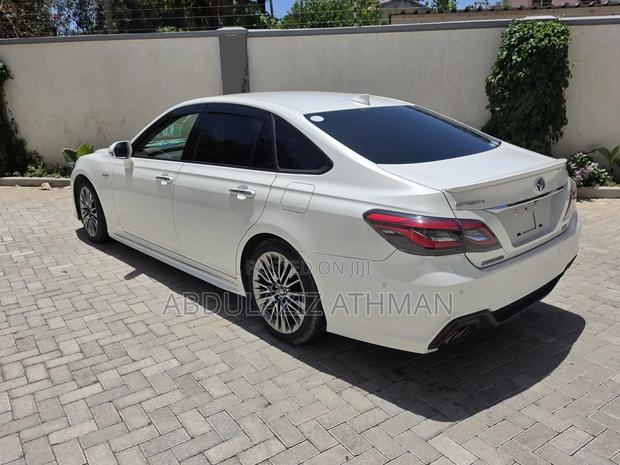 Toyota Crown 2019 White - thumbnail 7