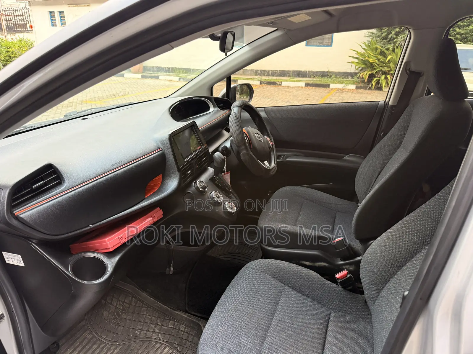 Toyota Sienta 2016 Silver
