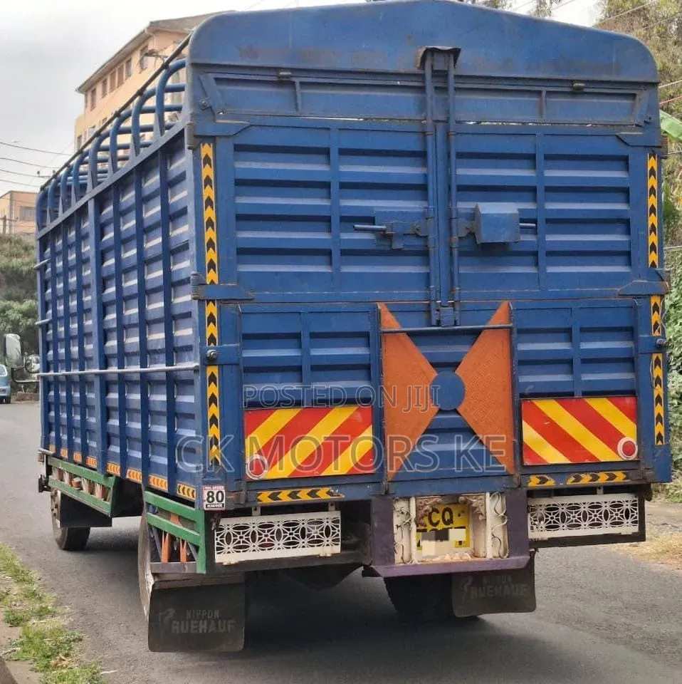Isuzu ELF Truck 2012 Blue