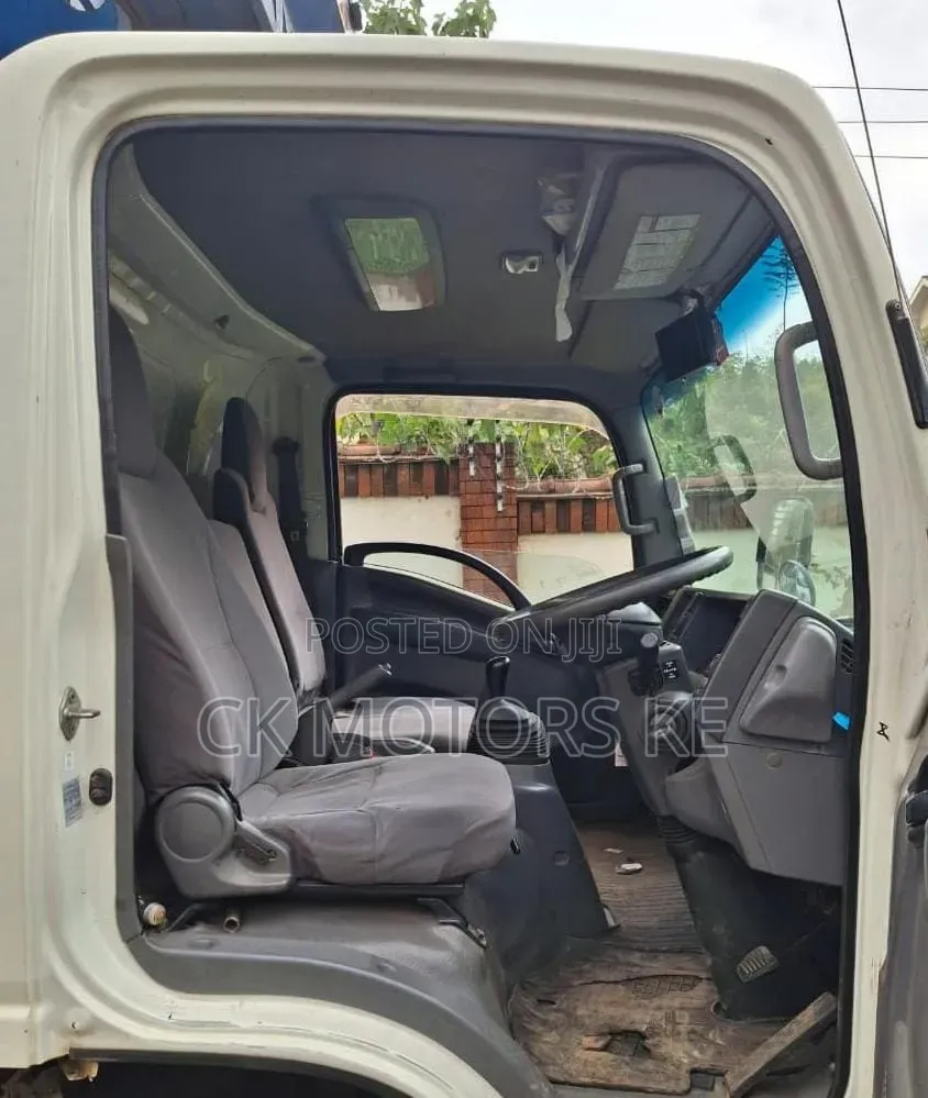 Isuzu ELF Truck 2012 Blue