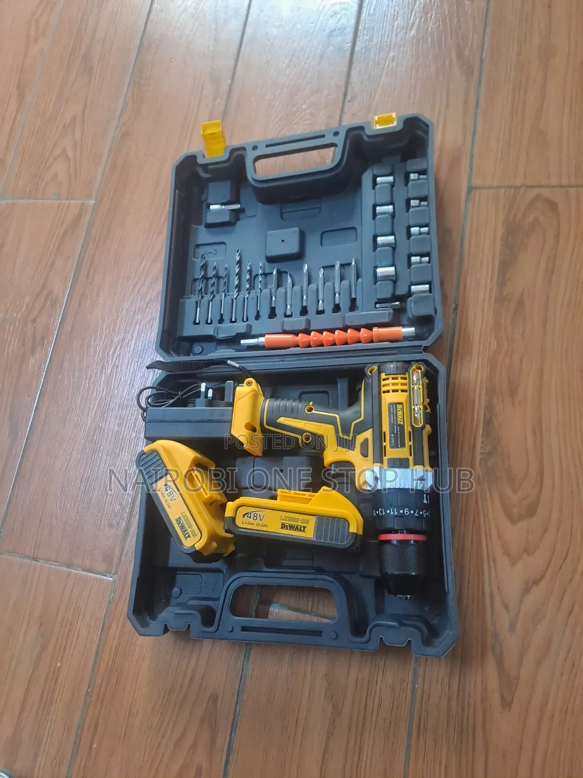 2 Batteries Dewalt Cordless Drill Set.