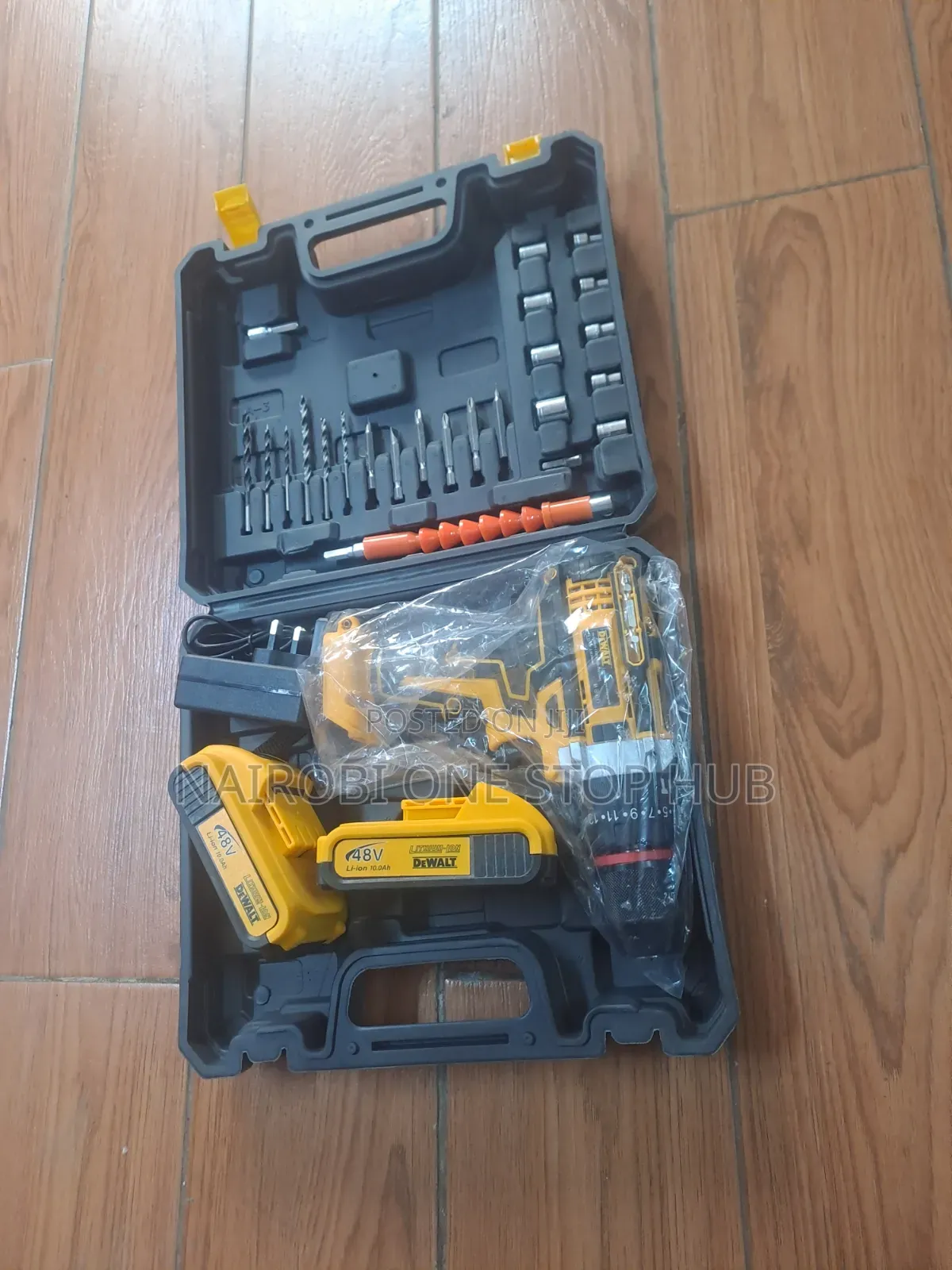 2 Batteries Dewalt Cordless Drill Set.