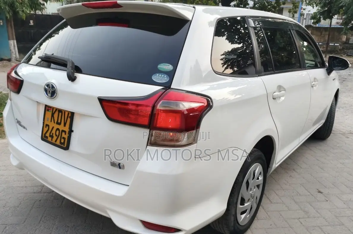 Toyota Corolla Fielder 2018 White