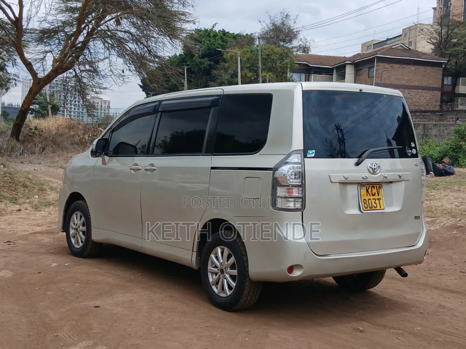 Toyota Noah 2.0 143hp FWD (7 Seater) 2012 Gold