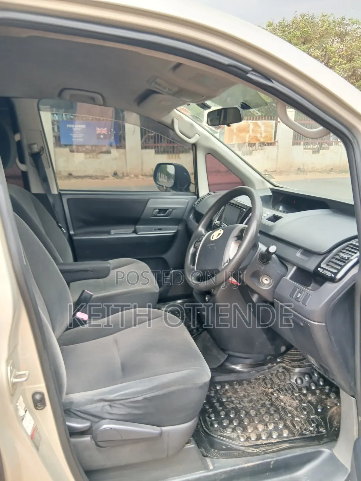 Toyota Noah 2.0 143hp FWD (7 Seater) 2012 Gold