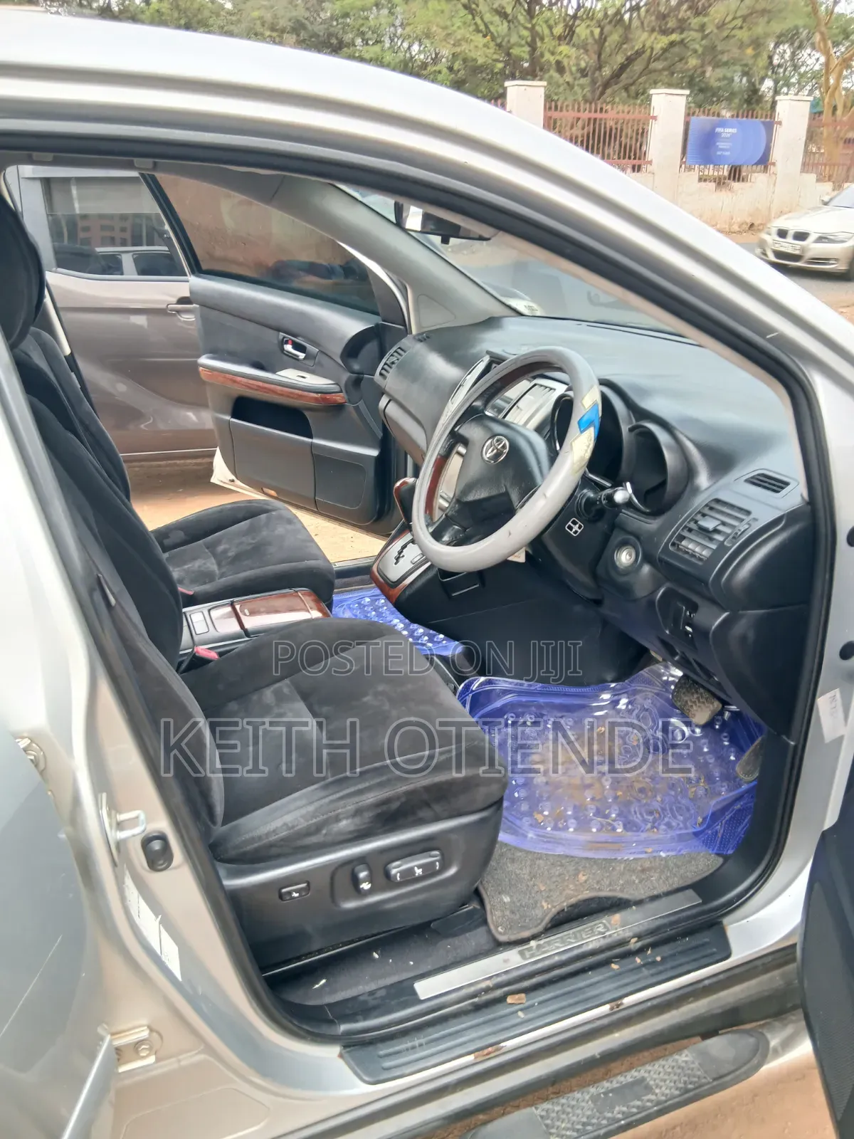 Toyota Harrier 240G 2012 Silver