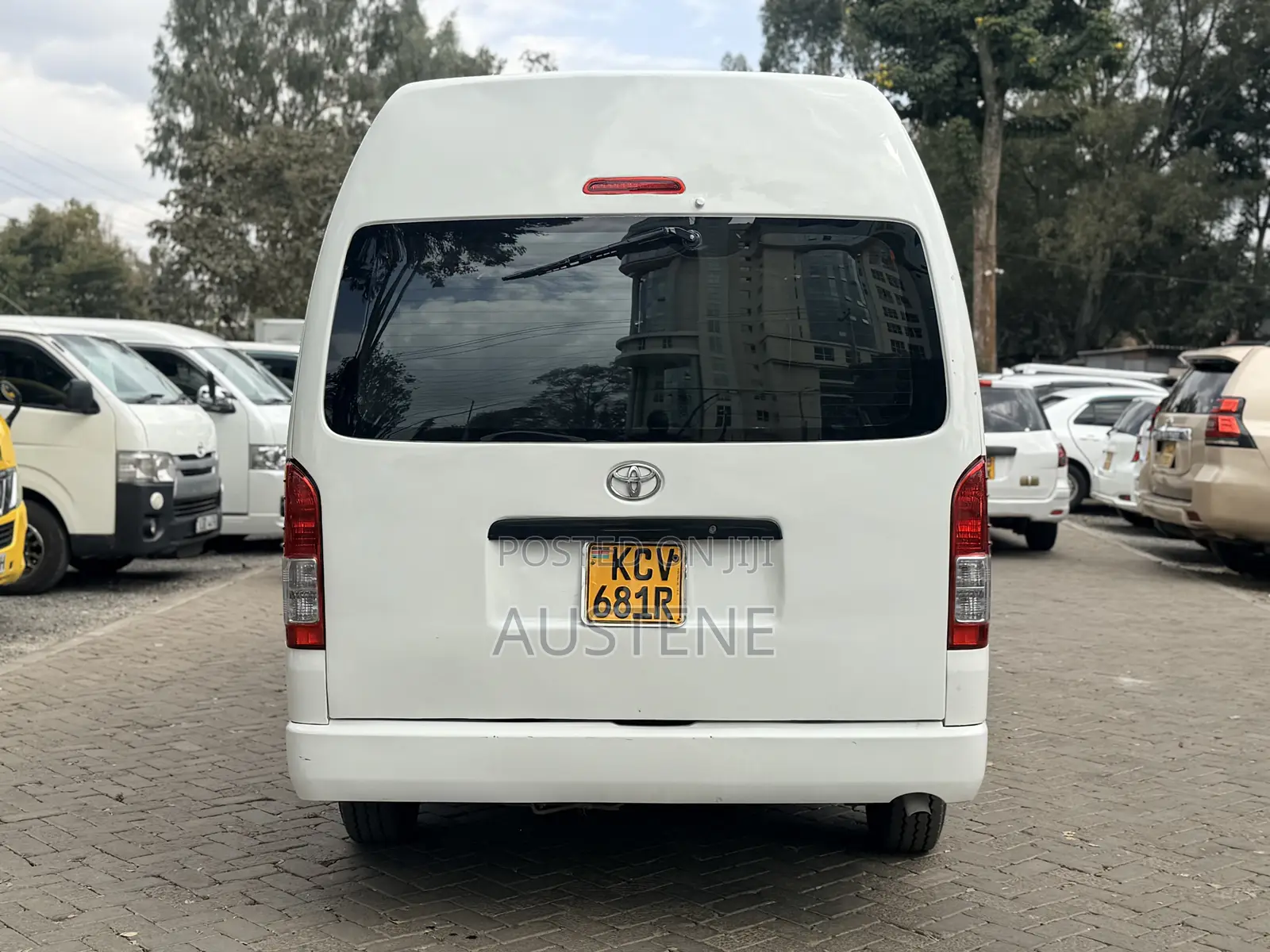 Toyota HiAce 2019 White