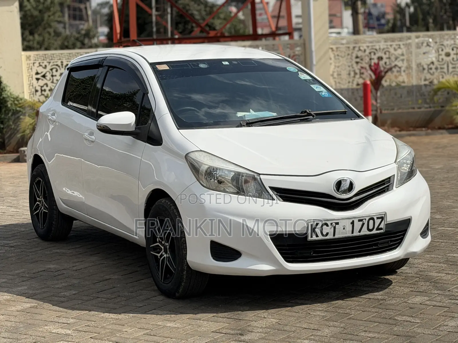Toyota Vitz 1.3 FWD 5dr 2012 White