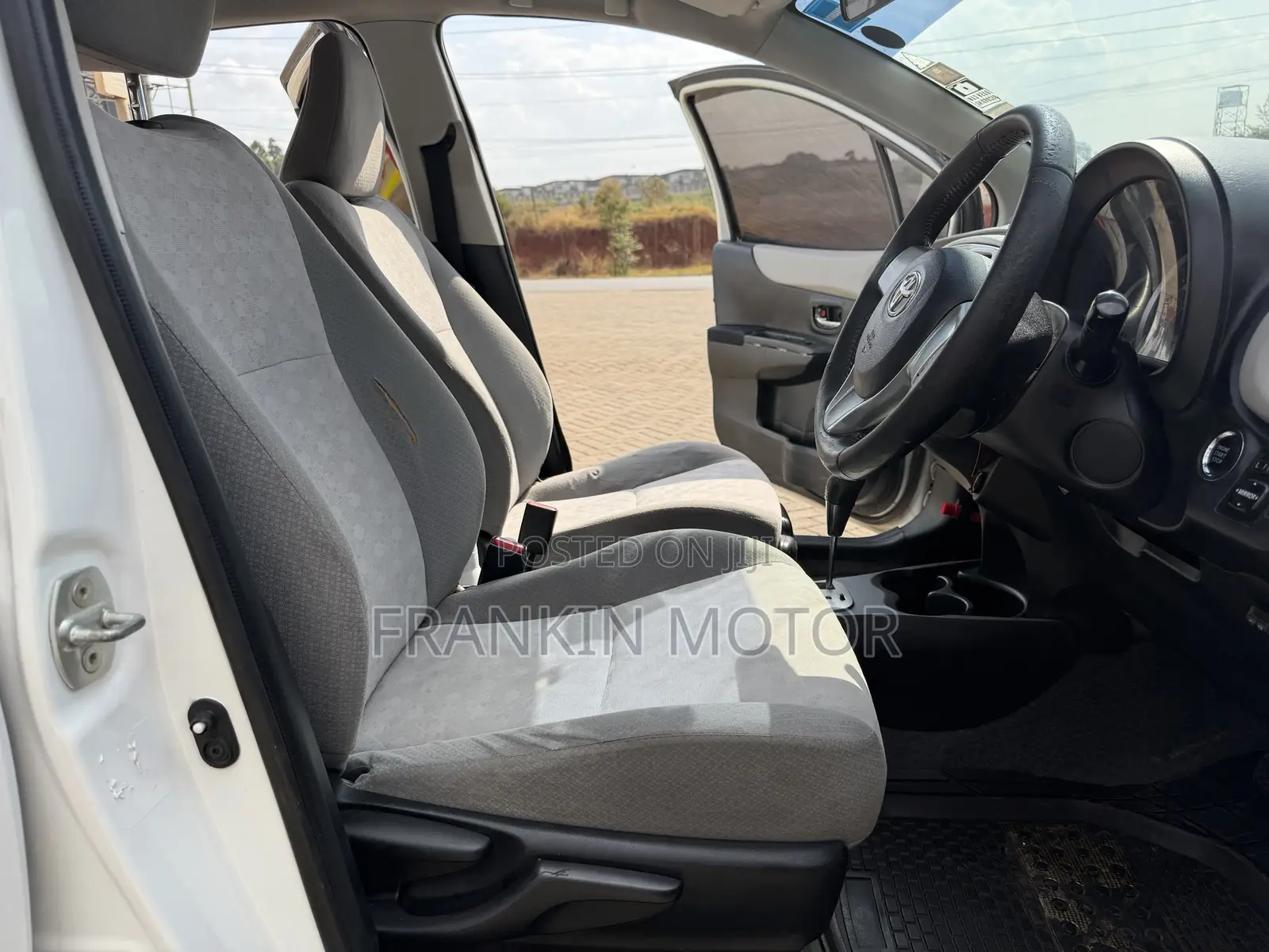 Toyota Vitz 1.3 FWD 5dr 2012 White