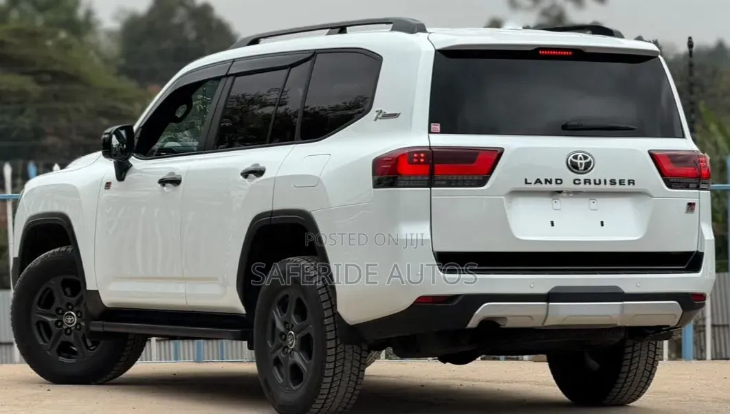 Toyota Land Cruiser LC300 2023 White