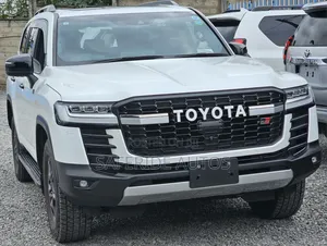 Toyota Land Cruiser LC300 2023 White