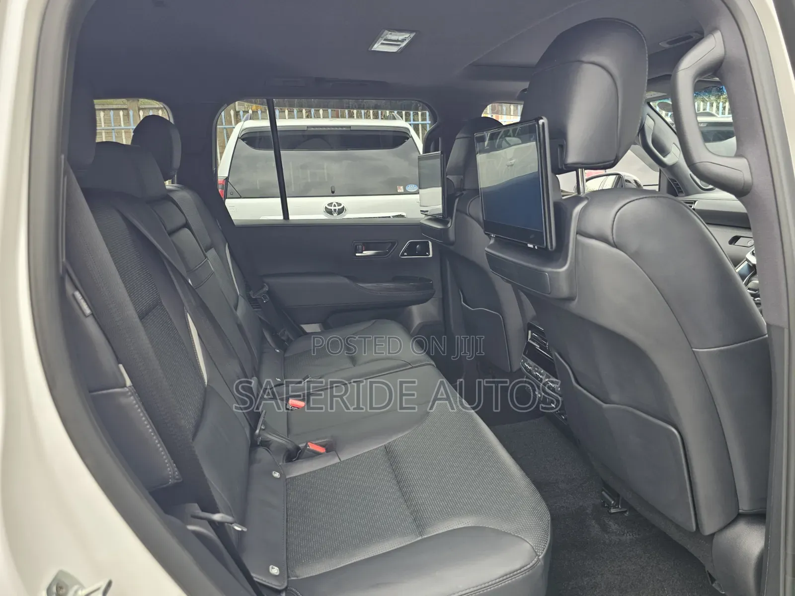Toyota Land Cruiser LC300 2023 White