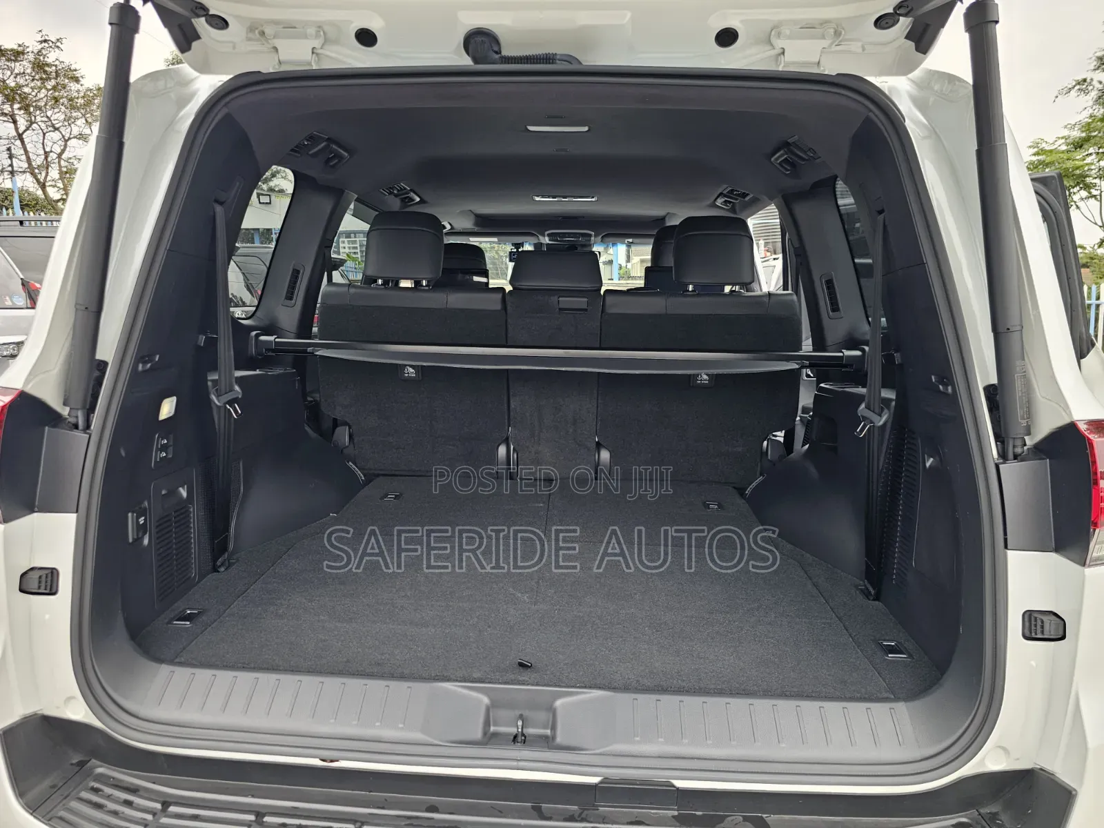 Toyota Land Cruiser LC300 2023 White