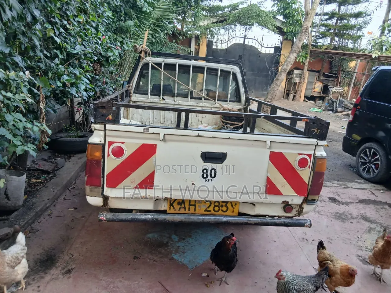 Nissan Pick-Up 1989 White