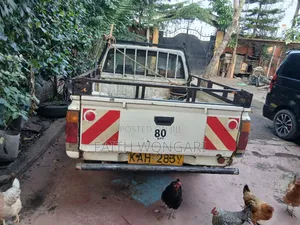 Nissan Pick-Up 1989 White