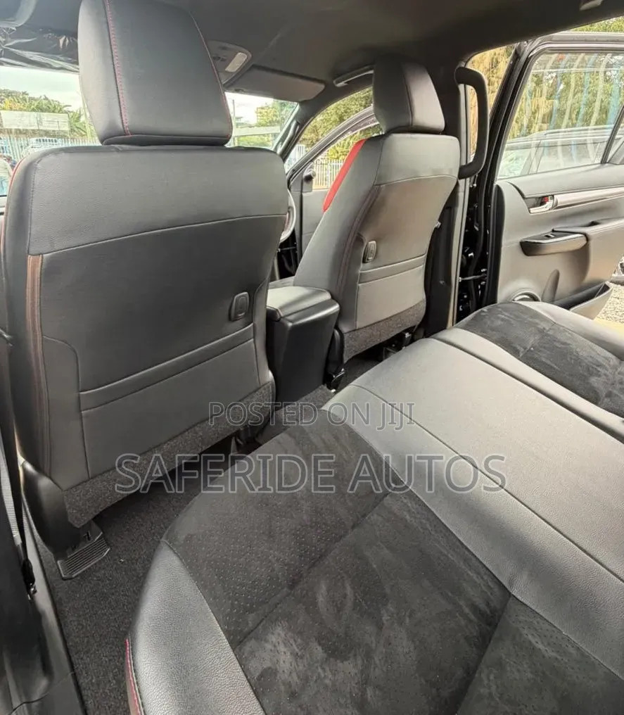Toyota Hilux 2021 Black