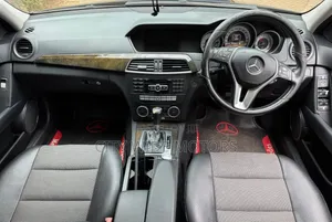 Mercedes-Benz C200 2011 Black