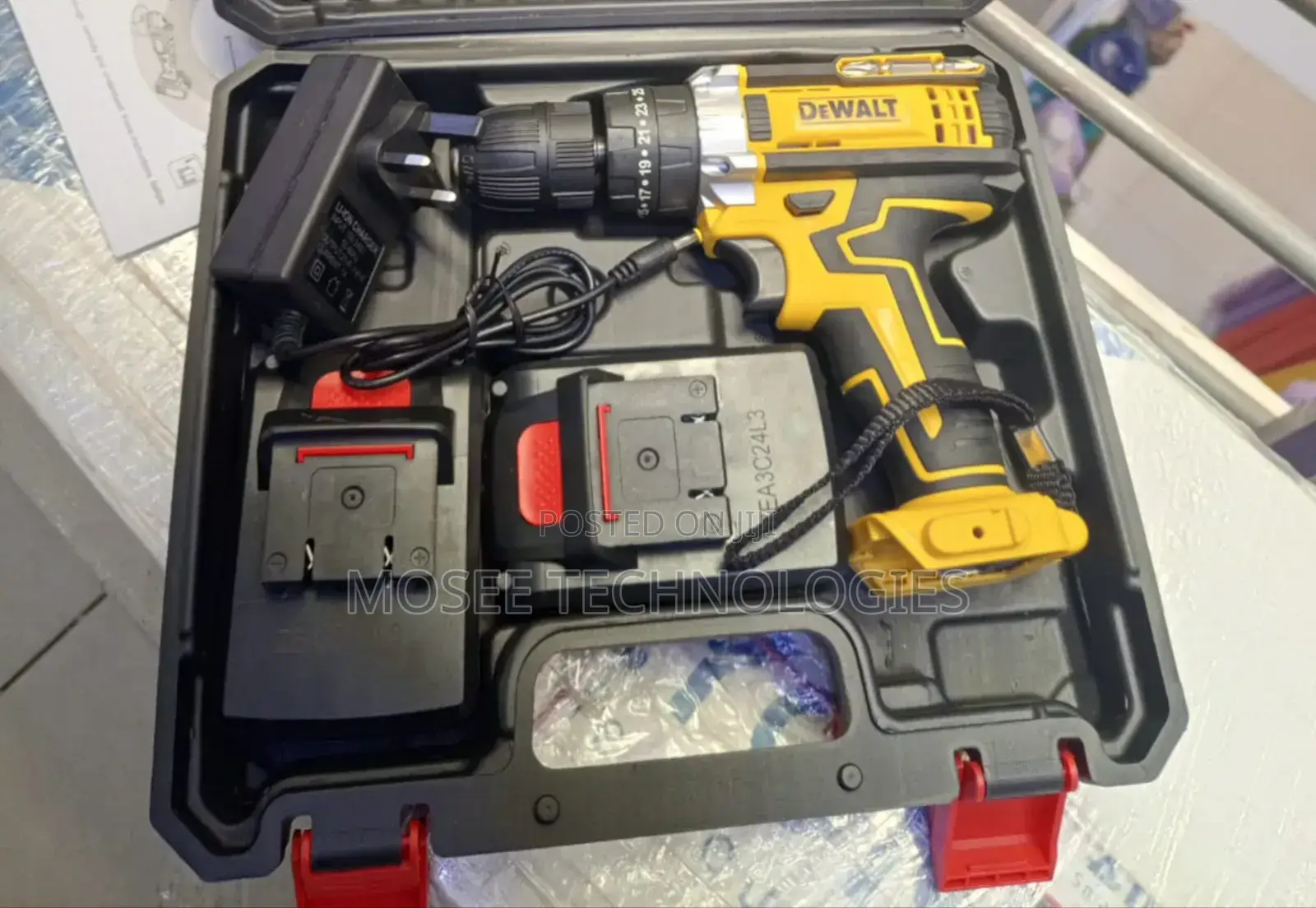 DeWalt Cordless Power Drill Set With Accessories