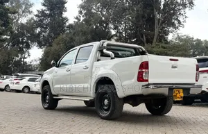 Toyota Hilux 2013 White