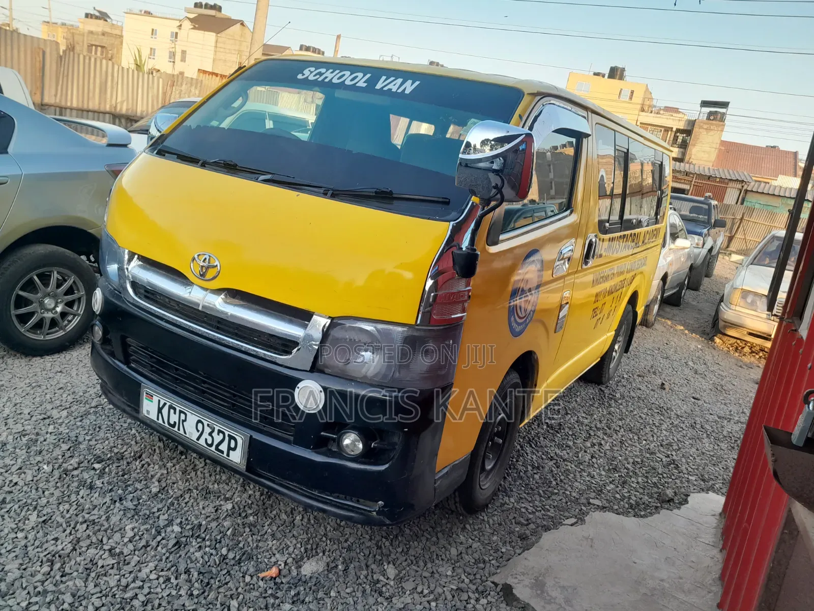 Toyota HiAce 2010 Yellow
