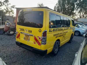 Toyota HiAce 2010 Yellow