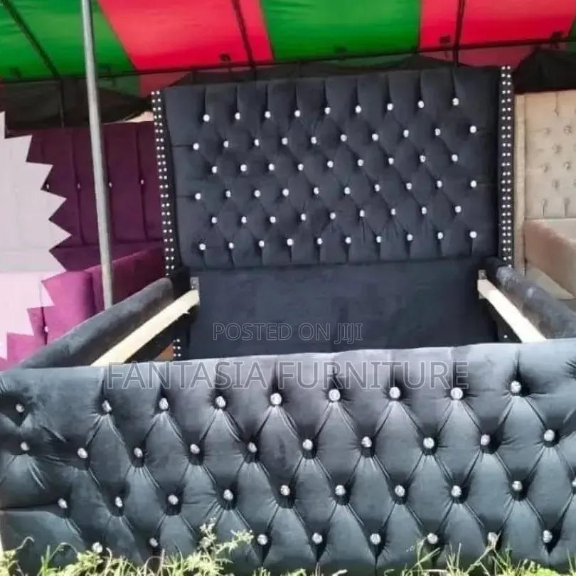 5 by 6 Chester Black Bed