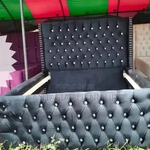 5 by 6 Chester Black Bed