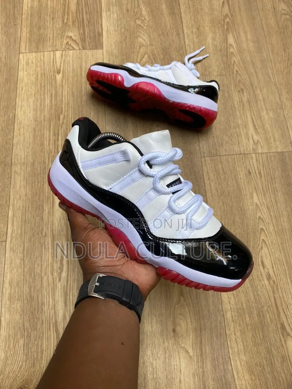 Nike Air Jordan 11 Retro Low Concord Bred Gym Universtiy