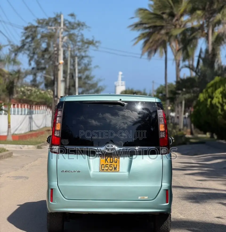 Toyota Esquire 2017 Green