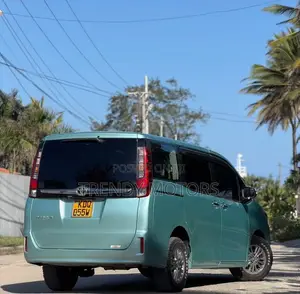 Toyota Esquire 2017 Green