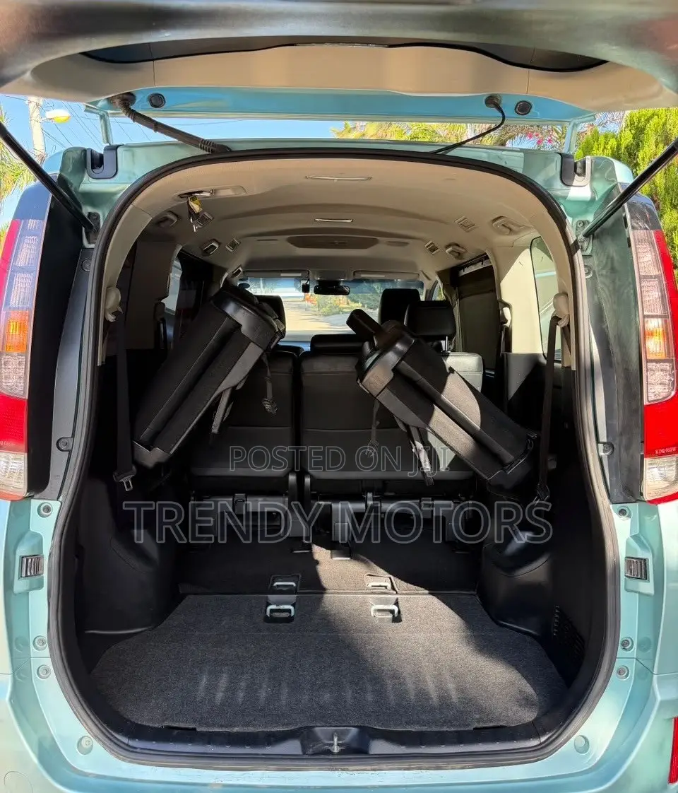 Toyota Esquire 2017 Green