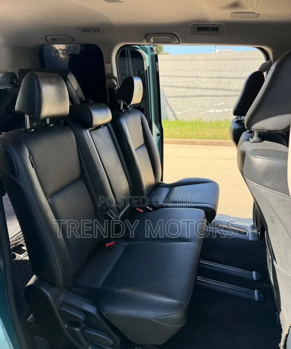 Toyota Esquire 2017 Green