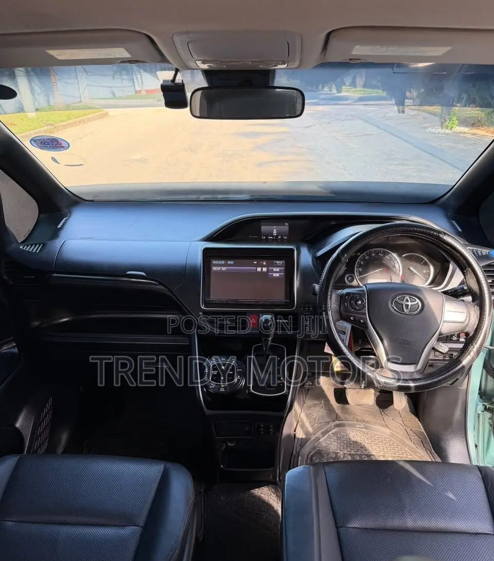 Toyota Esquire 2017 Green