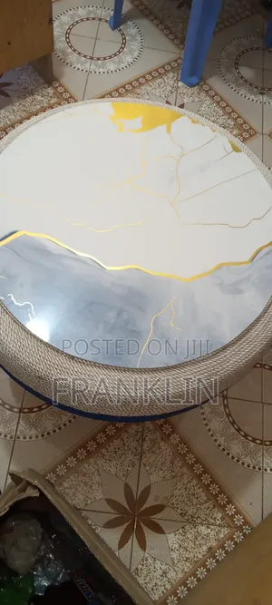 Round Marble Coffee Table”.