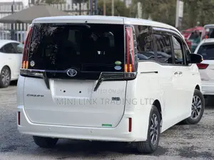 Toyota Esquire 1.8 FWD Hybrid (7 seater) 2019 Pearl