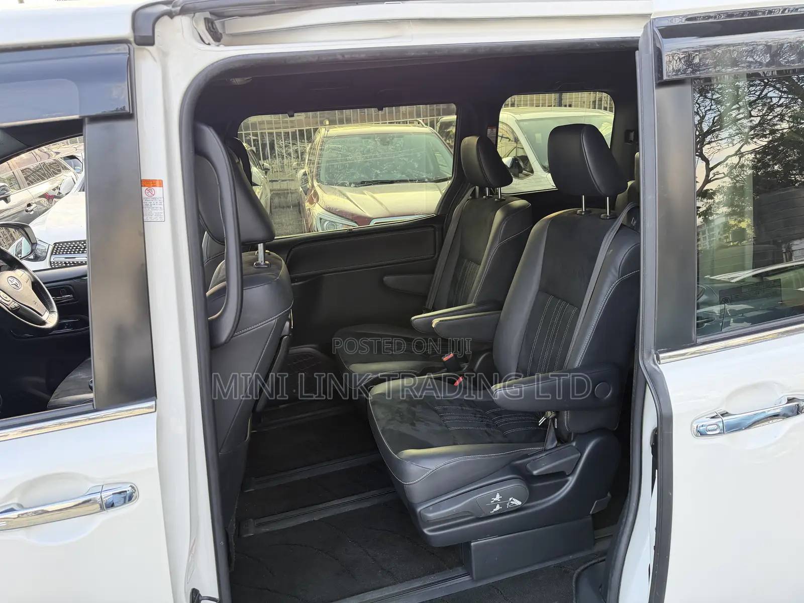 Toyota Esquire 1.8 FWD Hybrid (7 seater) 2019 Pearl