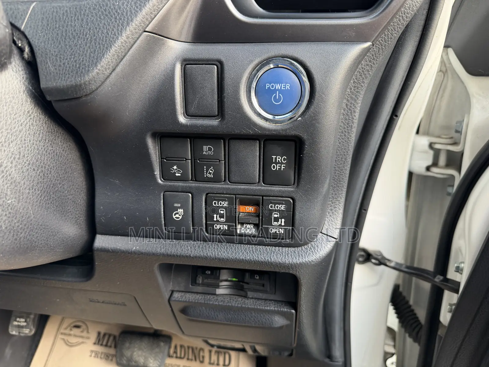 Toyota Esquire 1.8 FWD Hybrid (7 seater) 2019 Pearl