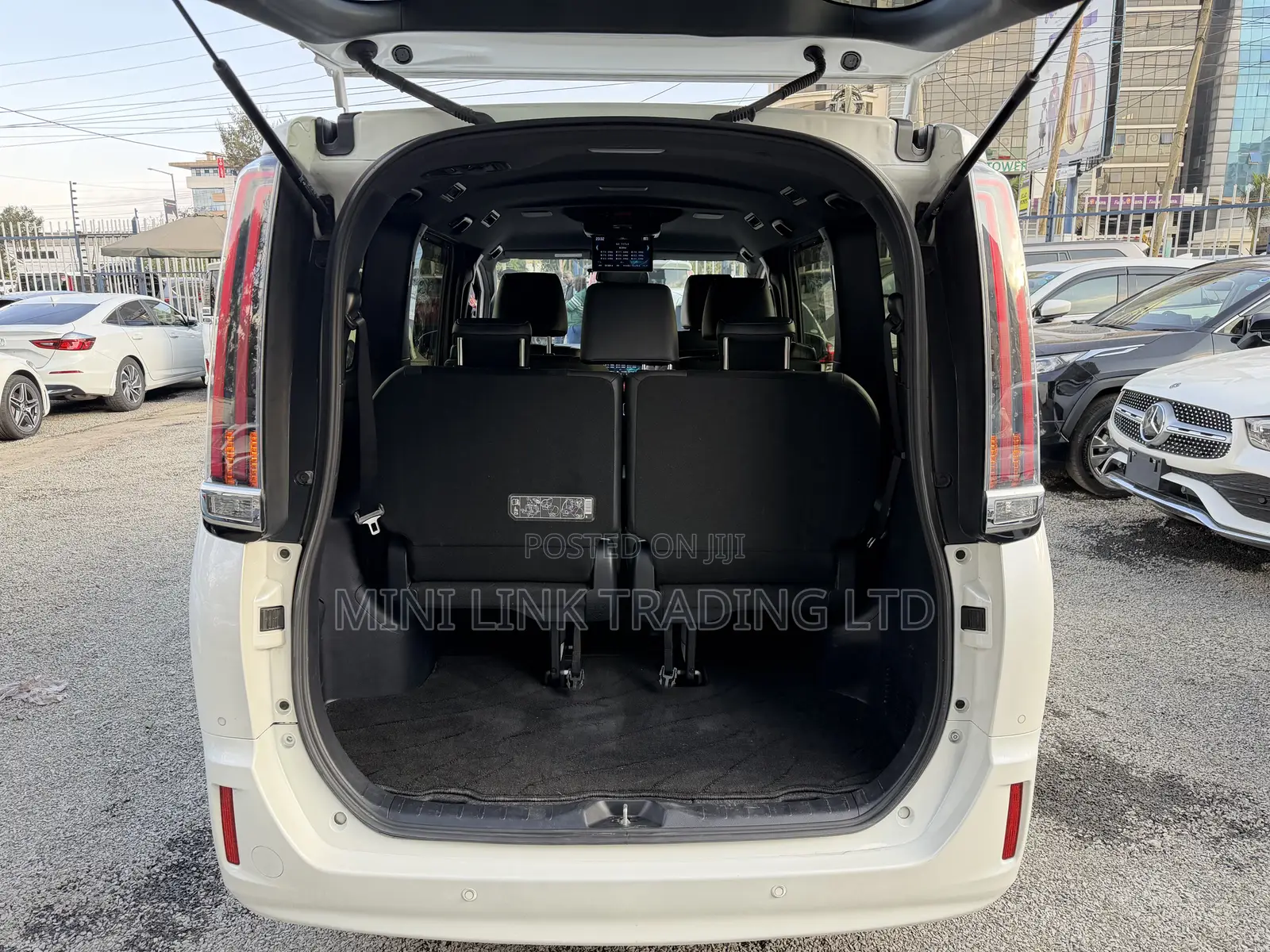 Toyota Esquire 1.8 FWD Hybrid (7 seater) 2019 Pearl