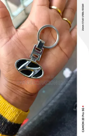 Round Split Keyring With Engraved Metal Link Oval Hyundai Logo Badge