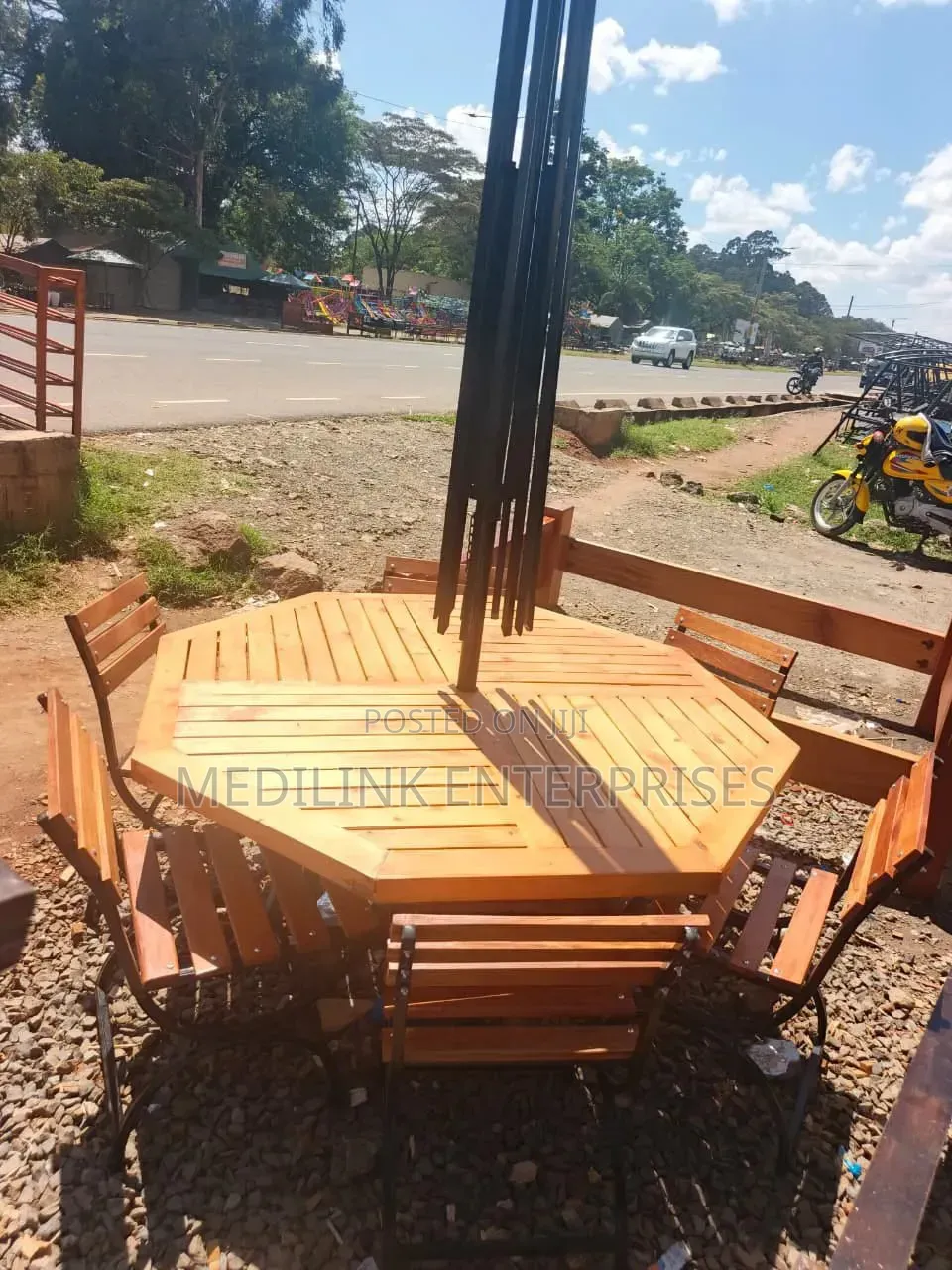 6 Wooden Metallic Hairs +Parasol +Tables